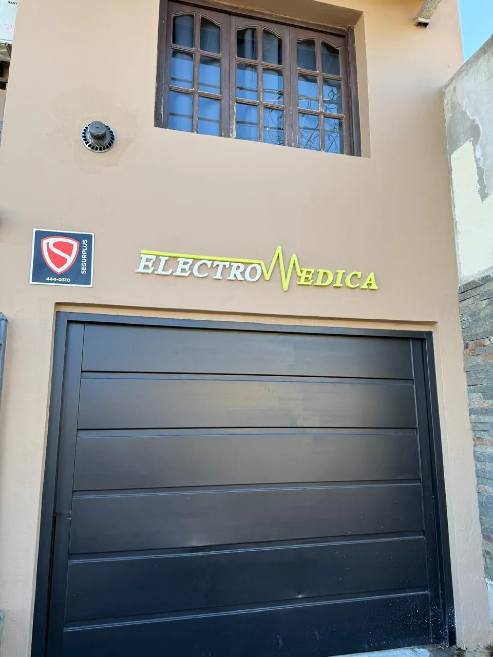 Logo corpóreo Electromédica